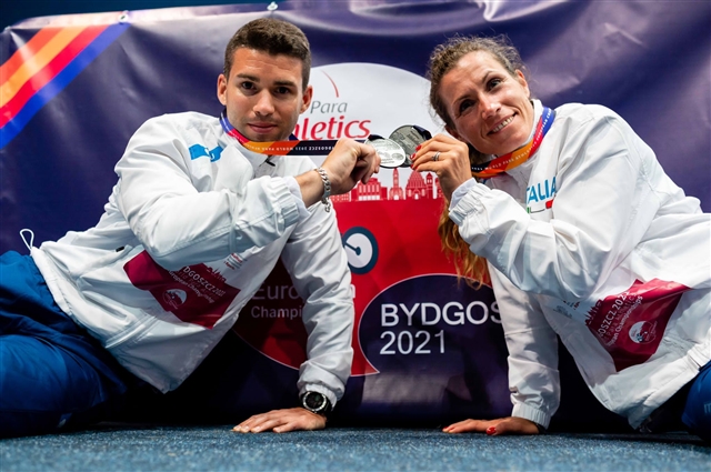 Arjola Con La Medaglia In Mano Dopo La Premiazione.