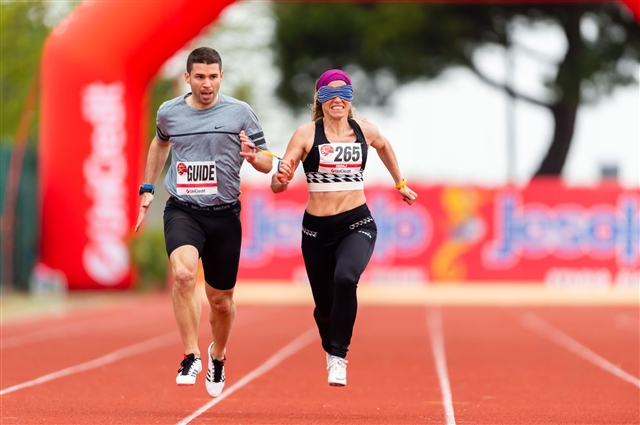 Arjola Dedaj Con Guida Andrea Rigobello Durante La Gara Dei 200 Metri.