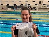 Martina Rabbolini Sorridente A Bordo Piscina Con In Mano Il Biglietto Della Convocazione Per Tokyo 2020
