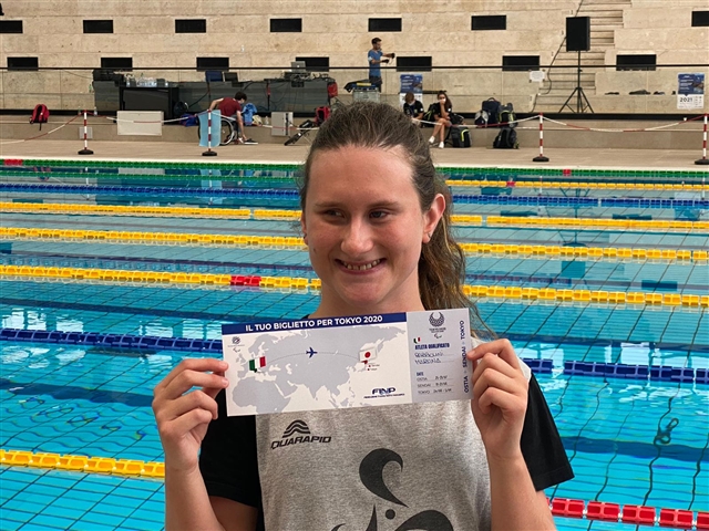 Martina Rabbolini Sorridente A Bordo Piscina Con In Mano Il Biglietto Della Convocazione Per Tokyo 2020