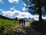 Francesco Con La Guida Roberto Sul Sentiero Con Le Montagne Sullo Sfondo