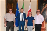Foto Di Gruppo Con Le Bandiere Sullo Sfondo
