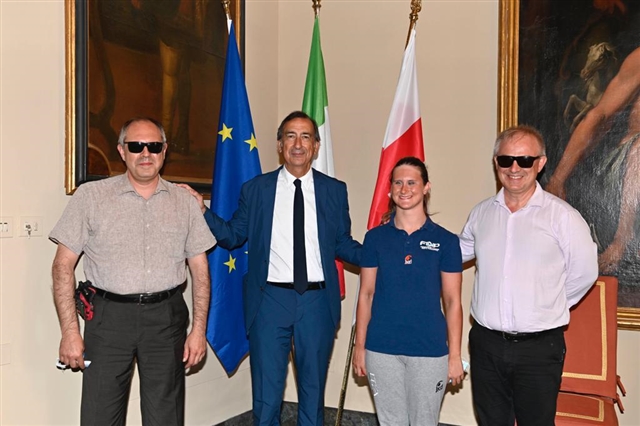 Foto Di Gruppo Con Le Bandiere Sullo Sfondo