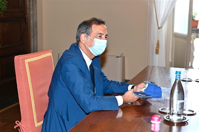 Sindaco Giuseppe Sala Con In Mano Il Cappellino Del GSD