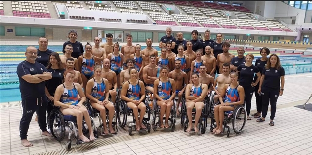Foto In Piscina E In Costume Di Tutta La Squadra Nazionale Di Nuoto Paralimpico