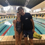 Martina A Bordo Piscina Abbracciata Al Tecnico Della Nazionale Finp Testa Con Lo Sfondo Della Piscina