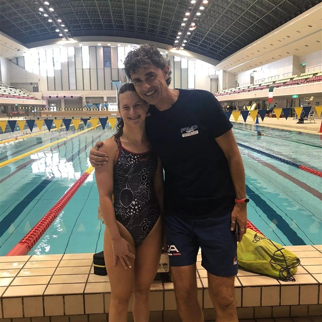 Martina A Bordo Piscina Abbracciata Al Tecnico Della Nazionale Finp Testa Con Lo Sfondo Della Piscina