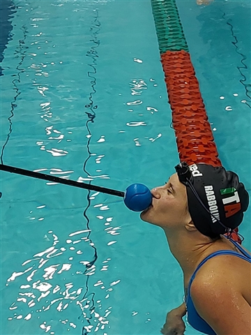 Martina, In Acqua, In Primo Piano Con La Cuffia Italia Con Il Nome Rabbolini, Finito L'allenamento Che Da Un Bacio Alla Pallina Del Tapper.