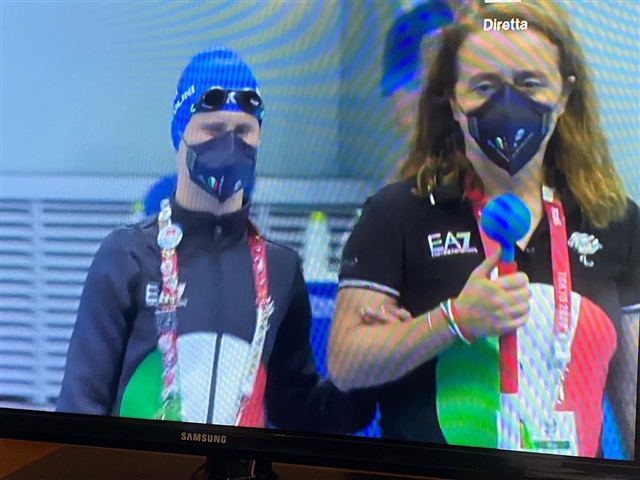 Marty Inquadrata Che Fa Il Suo Ingresso Nel Piano Vasca Accompagnata Dall'allenatrice Della Nazionale
