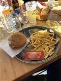 Hamburger con luganega, tosella e patatine.
