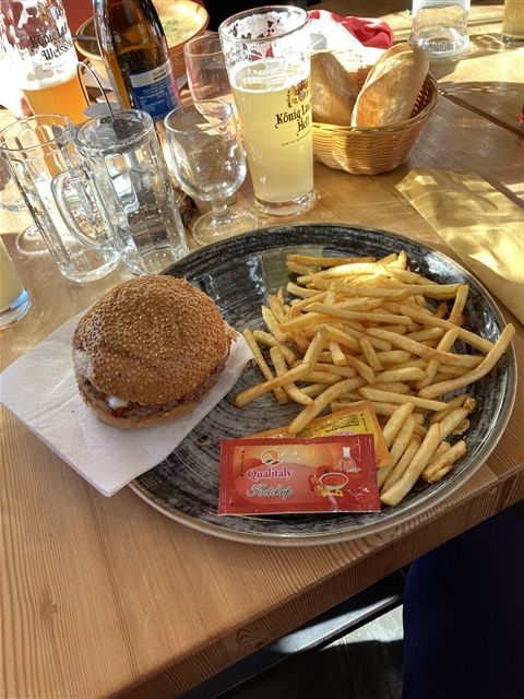 Hamburger con luganega, tosella e patatine.