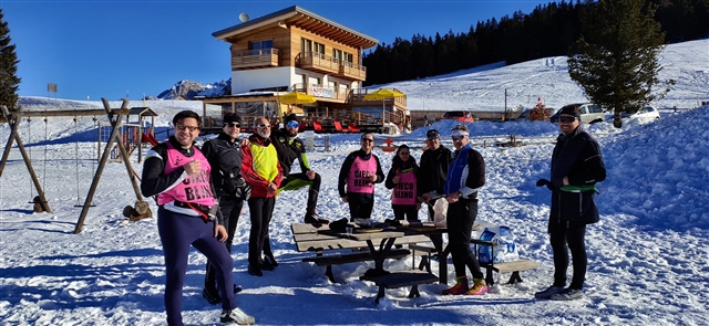 Il gruppo dello sci di fondo affronta l'epico aperitivo sulle nevi.