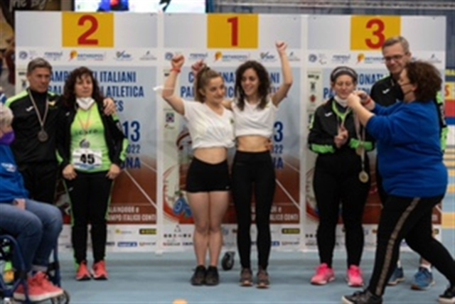 Premiazione Di Malia E Francesca Con I Pugni Alzati