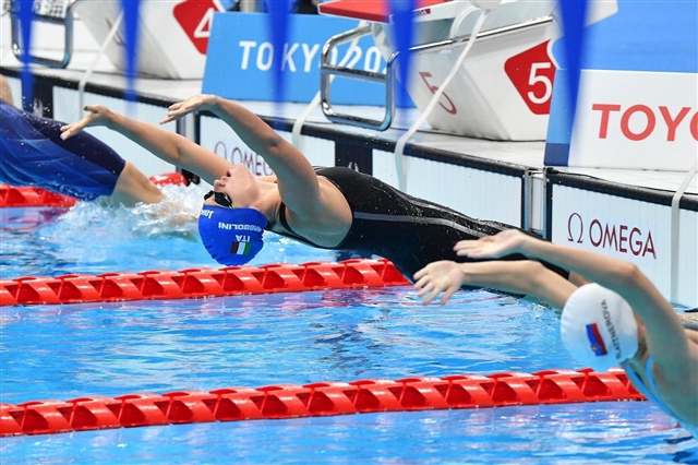 Martina, In Acqua, Che Si Sta Tuffando A Dorso, Sempre Con Cuffia Della Nazionale Azzurra E Costumone Nero Jaked