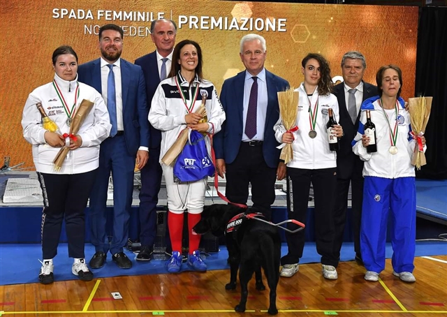 Podio femminile con arbitri e Presidente Fi