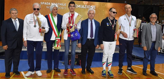Podio maschile con arbitri e Presidente Fi