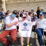 La T-Shirt Con La Scritta Papa Francesco