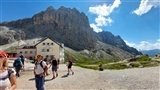 Il gruppo con il rifugio Violet alle spalle.