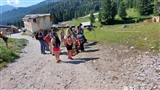Il gruppo ascolta rapito le spiegazioni di Fabrizio tra i bellissimi monti.