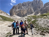 Il gruppo tra i monti rocciosi.