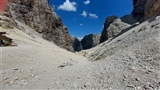 Il paesaggio lunare, il sentiero roccioso e le rocciose cime ci osservano imponenti.