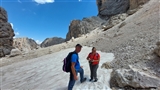 Silvia e Andrea sulla piccola lingua di neve che ancora resiste alle alte temperature.