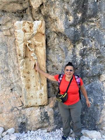 Silvia con la scultura di legno.