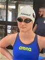 Martina in primo piano con costumone Arena blu e occhialini neri ,concentrata a pochi attimi prima dei 100 stile