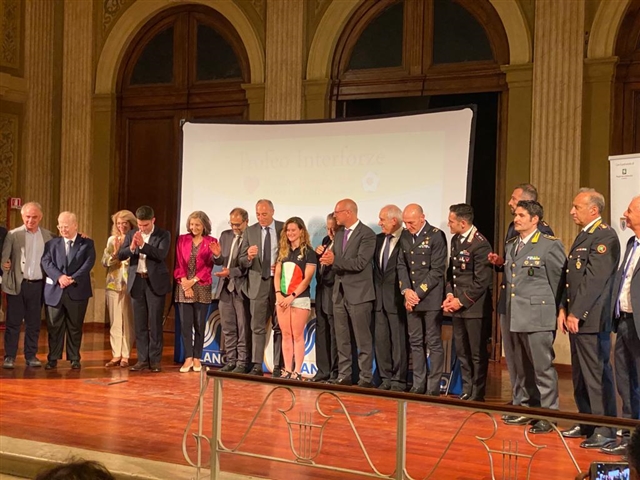 Foto finale sul palco con tutte le rappresentanze presenti e Martina Rabbolini al centro