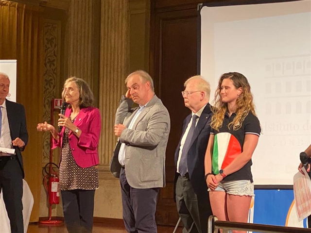 Premiazione di Martina Rabbolini sul palco, con Francesco Cusati, Rodolfo Masto e Claudia Giordani