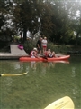 Canoe e canoisti entrano in acqua sotto la supervisione di Marco