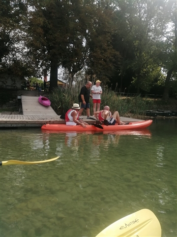 Canoe e canoisti entrano in acqua sotto la supervisione di Marco