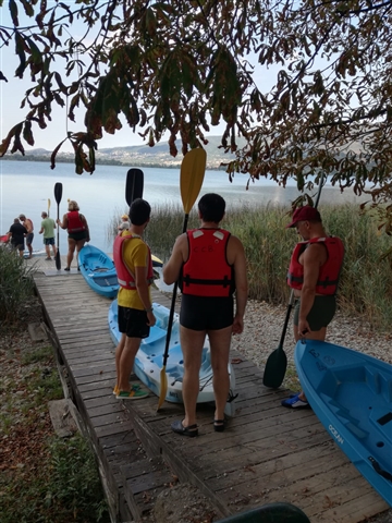 Gruppo sul pontile in attesa di entrare in acqua