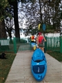 Il Gruppetto si dirige verso il pontile trascinando le canoe