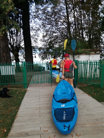 Il Gruppetto si dirige verso il pontile trascinando le canoe