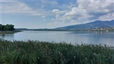 Lo splendido lago di Pusiano tra i monti.