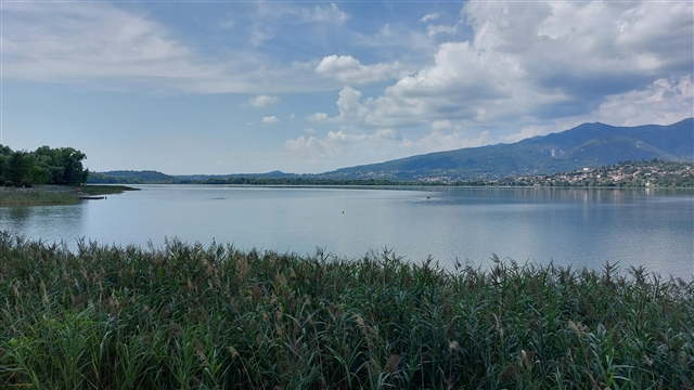 Lo splendido lago di Pusiano tra i monti.