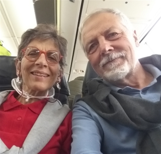 Loredana ed Armando a bordo dell'aereo pronto al decollo