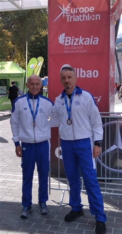 Alberto E Claudio Con Il Cartellone Dietro Con Scritto Europe Triatlon Bilbao