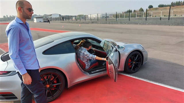 La Coccolina sale sulla Porsche argentata.