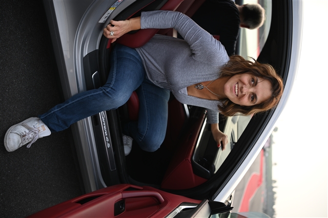 Florinda Divertita Scende Dalla Porsche Carrera Dopo Il Suo Giro In Pista
