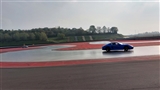 Una Porsche Blu sfreccia sul drift cercando di mantenere il controllo.