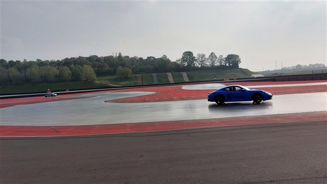 Una Porsche Blu sfreccia sul drift cercando di mantenere il controllo.
