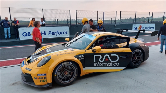 La bellissima Porsche da corsa gialla.