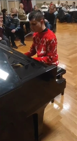 Gabriele Che Suona Il Piano In Sala Trani
