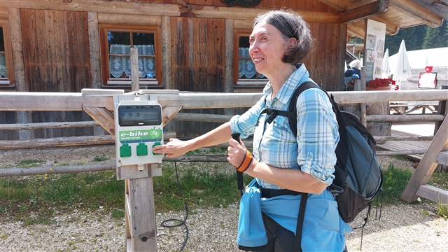 La coccolina si ricarica vicino al quadro elettrico nei pressi di Malga Ora