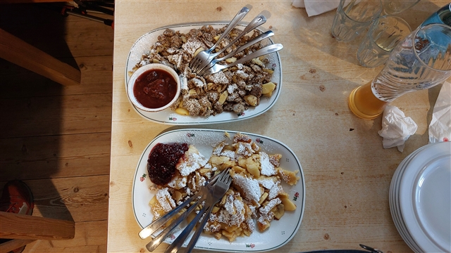 Le due versioni di kaiserschmarren, una tradizionale, l'altra al grano saraceno.