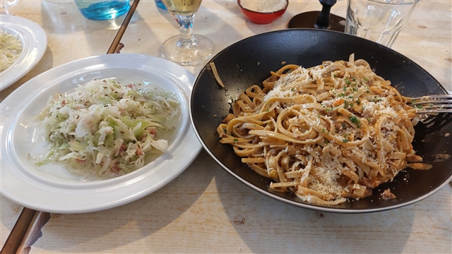 Il pranzo del Coccolino, uno stupendo piatto di tagliatelle al ragù di selvaggina ed un piatto di cavoli cappucci con lo spek croccante.