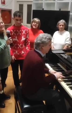 Domenico Che Suona Il Piano E Gabriele E Nadia Che Cantano