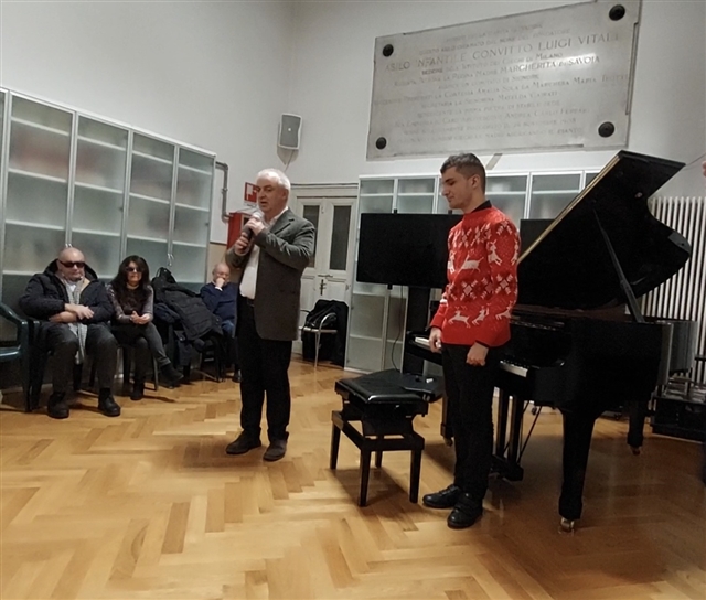 Francesco al microfono e Gabriele in attesa alla sua destra